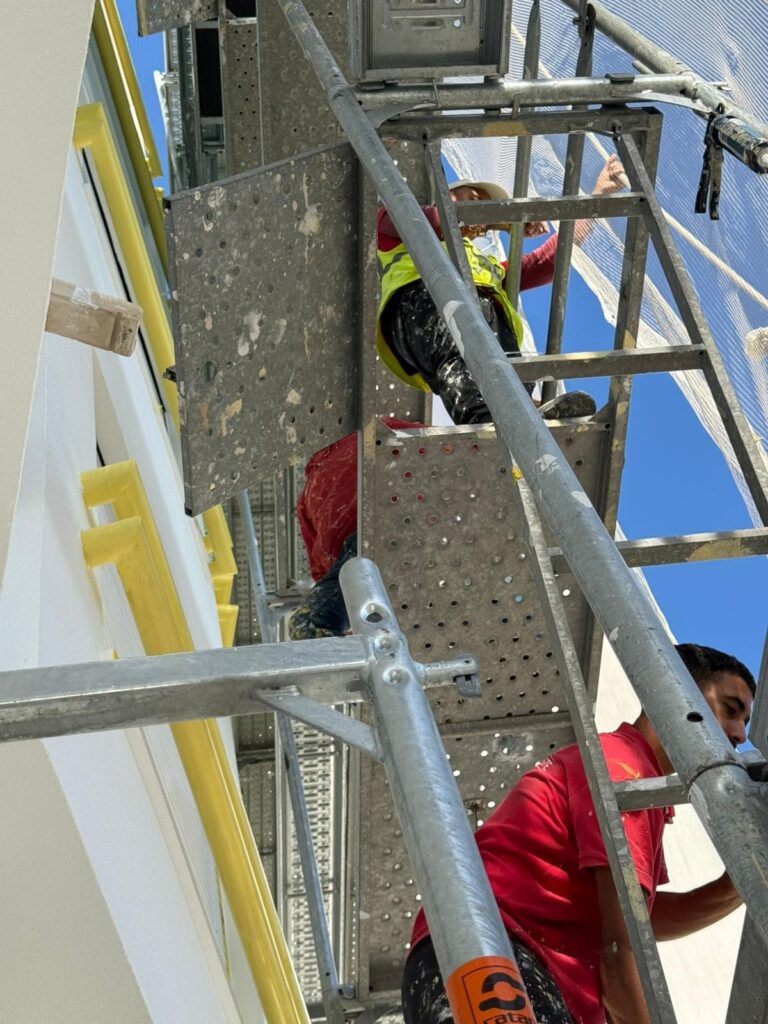 montagem de andaimes com equipa profissional-min