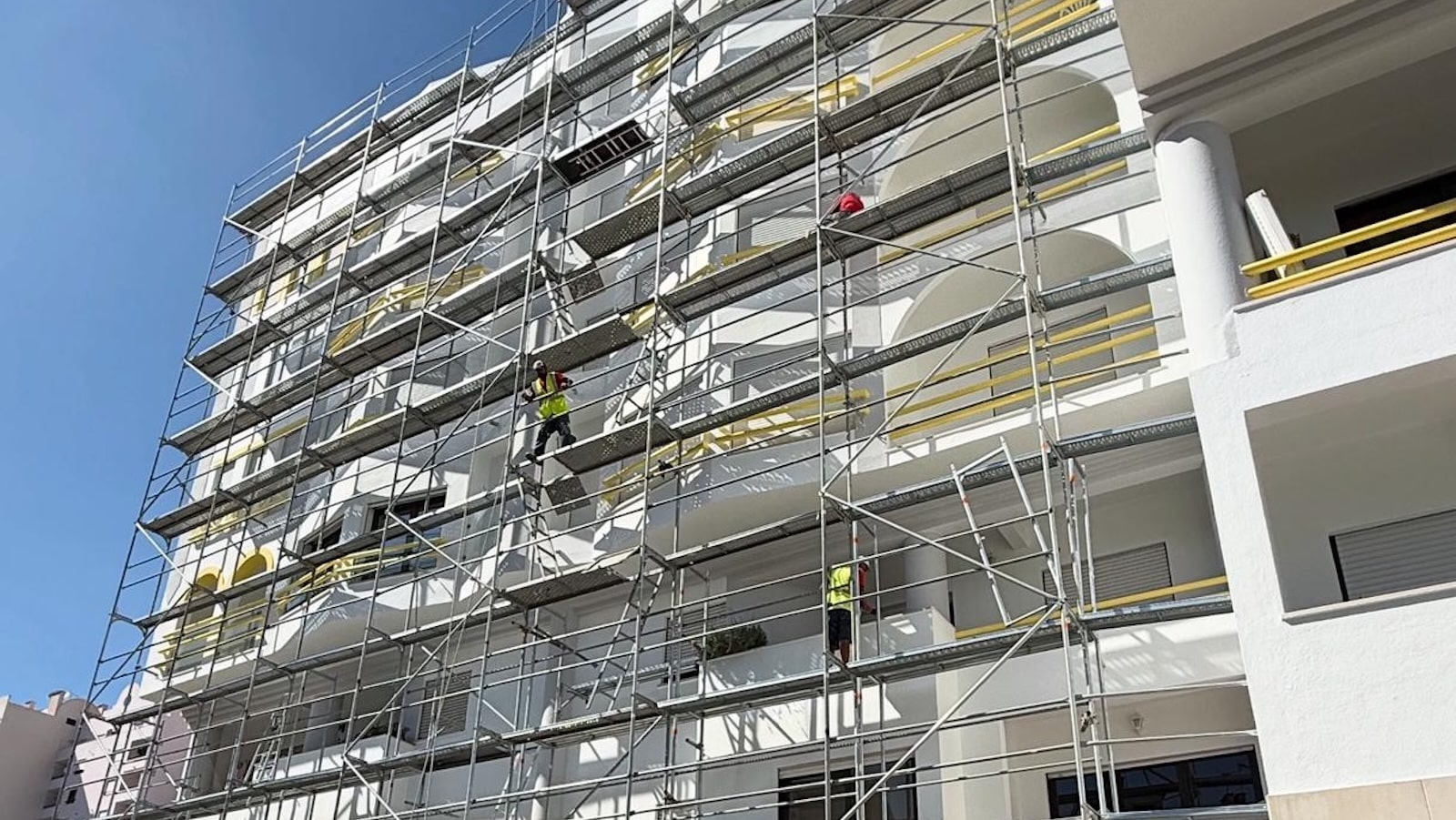 Aluguer e montagem de andaimes num prédio em Alverca