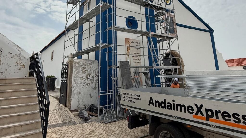 Aluguer de Andaime R75 para Intervenção na Torre da Igreja de Igreja Nova.jpg